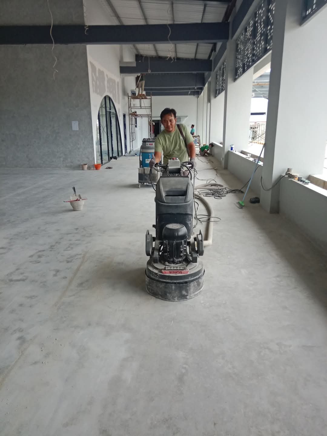 Proses pengerjaan epoxy lantai beton industri oleh PT. ANAS COLOSSAL GROUP