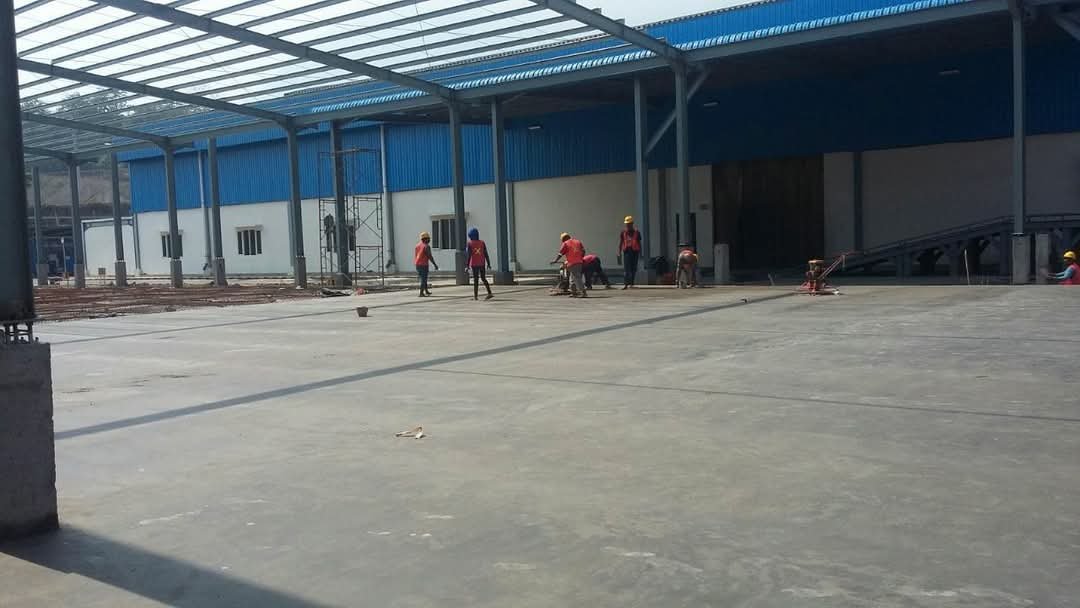 Proses finishing trowel beton lantai gudang